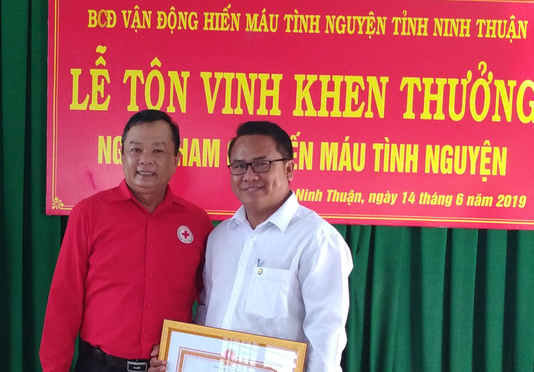 Vượt qua luật tục, hiến máu cứu người