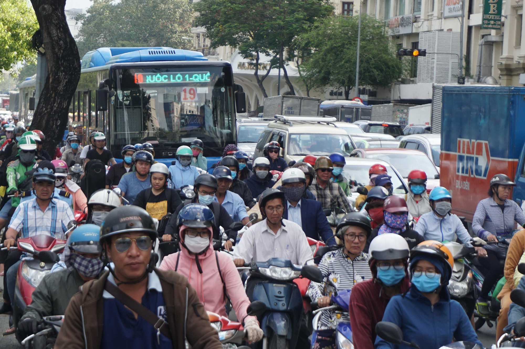 Lập "vành đai" hạn chế xe vào trung tâm TP HCM sáng 15-12