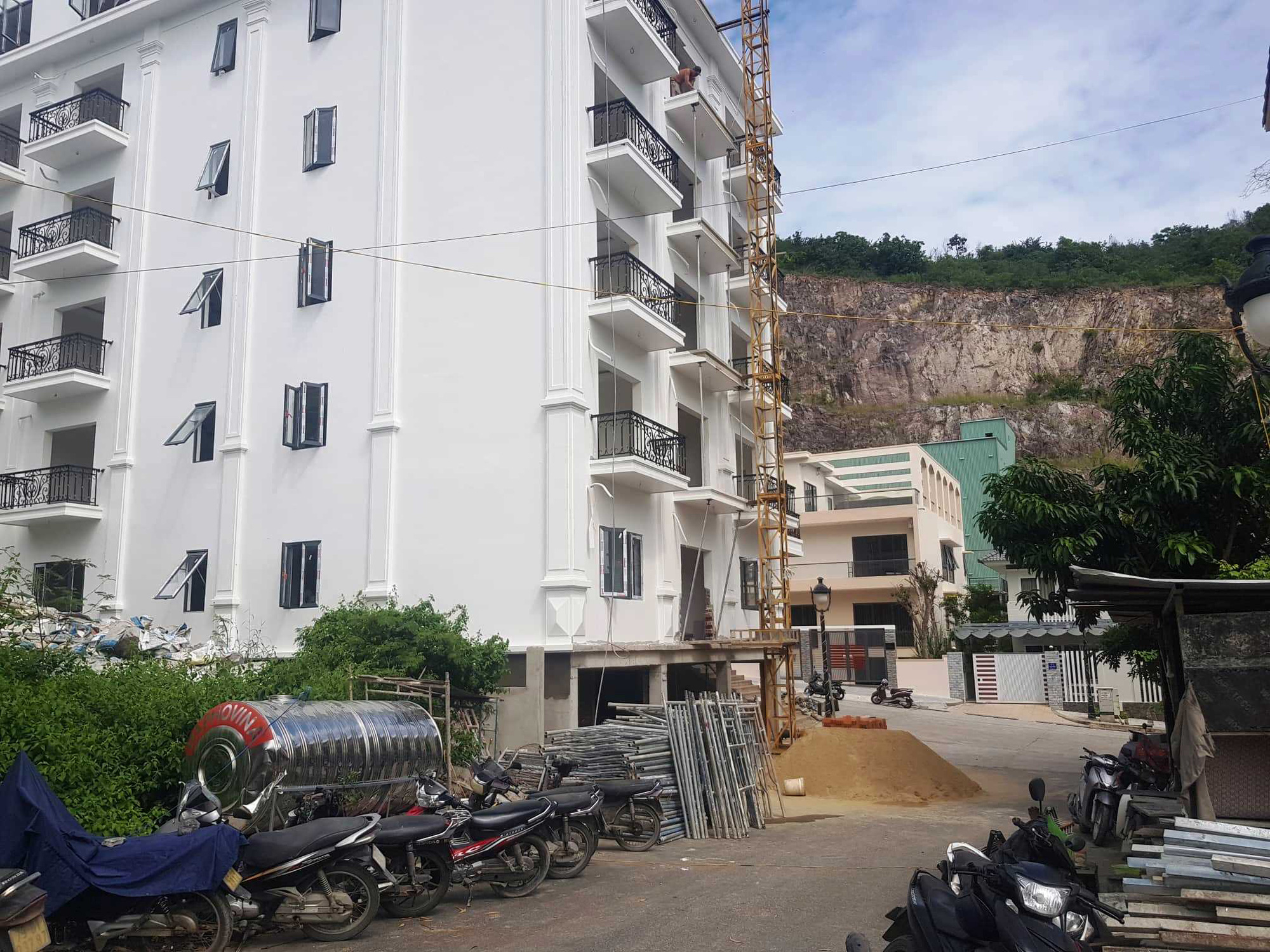 Ch&iacute;nh quyền lập chốt chặn thi c&ocirc;ng sai phạm tại dự &aacute;n biệt thư Ocean View Nha Trang - Ảnh 2.