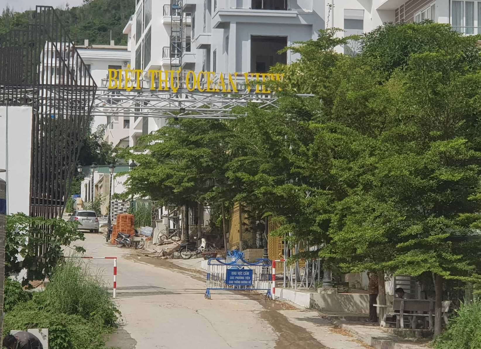 Chính quyền lập chốt chặn thi công sai phạm tại dự án biệt thư Ocean View Nha Trang