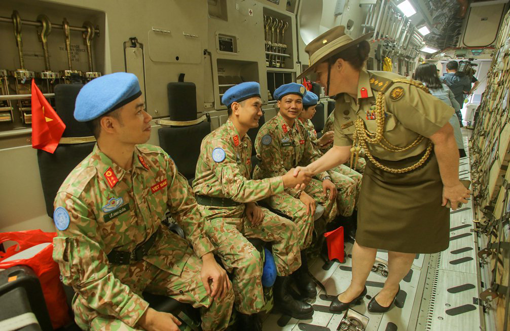 Cận cảnh ngựa thồ C-17 đưa bệnh viện d&atilde; chiến sang Nam Sudan l&agrave;m nhiệm vụ g&igrave;n giữ h&ograve;a b&igrave;nh - Ảnh 16.