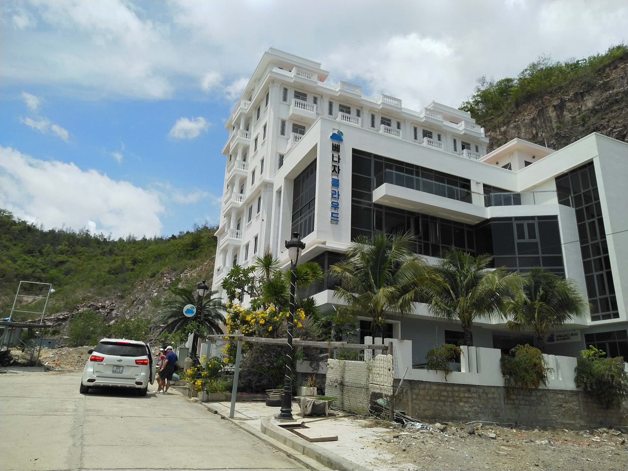 Ch&iacute;nh quyền lập chốt chặn thi c&ocirc;ng sai phạm tại dự &aacute;n biệt thư Ocean View Nha Trang - Ảnh 4.