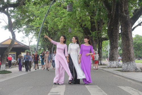 Nhạt phai &aacute;o d&agrave;i xứ Huế - Ảnh 2.