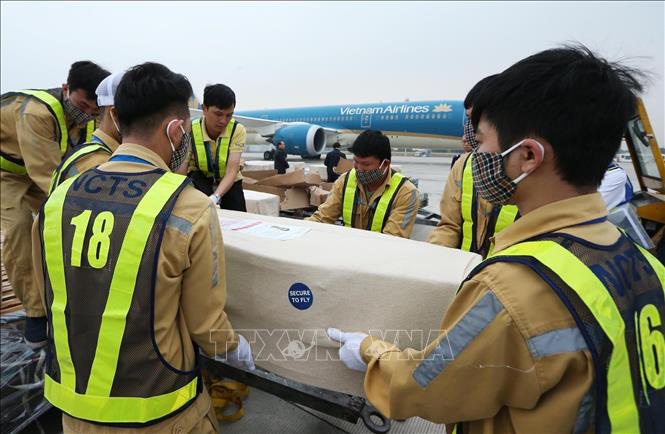Vụ 39 người chết: Đưa thi thể các nạn nhân về tới Nội Bài - Ảnh 4.