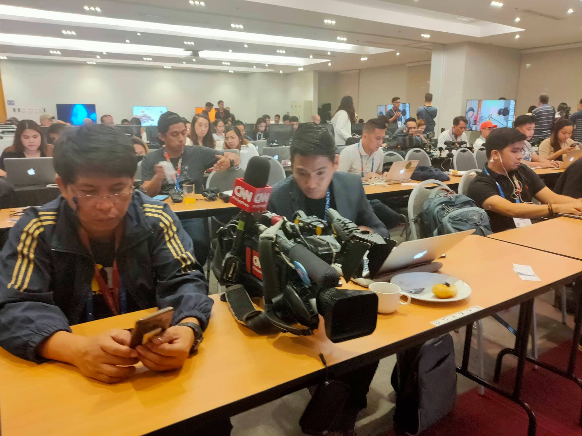 Trung t&acirc;m b&aacute;o ch&iacute; SEA Games 30 tại Manila hối hả chạy đua c&ugrave;ng thời gian - Ảnh 5.