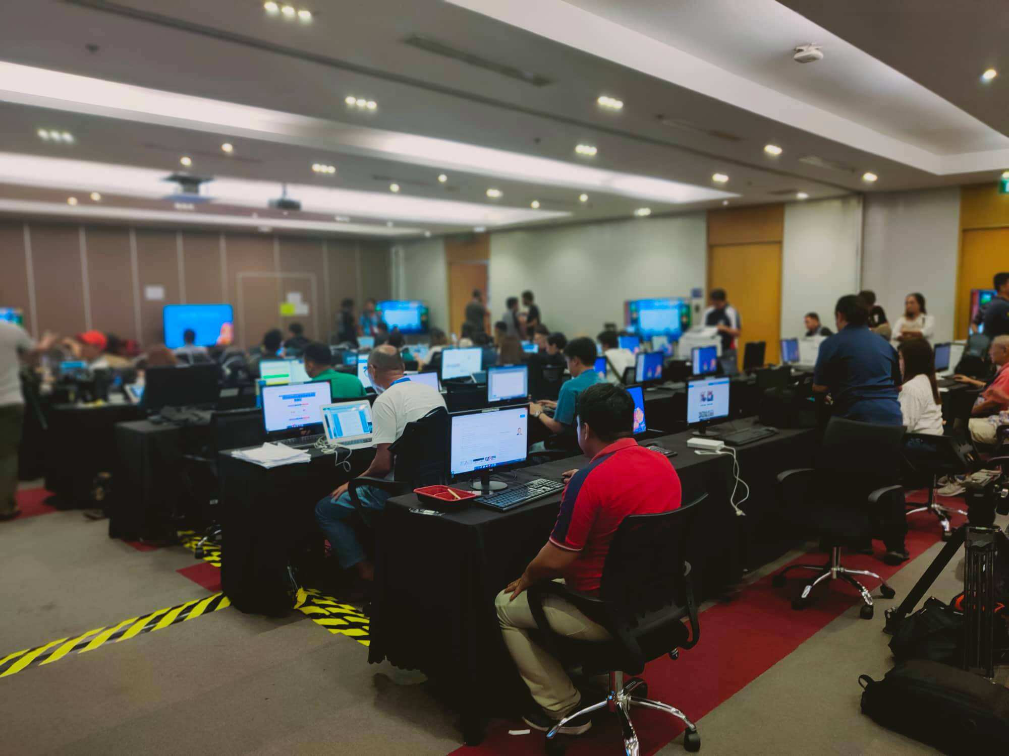 Trung t&acirc;m b&aacute;o ch&iacute; SEA Games 30 tại Manila hối hả chạy đua c&ugrave;ng thời gian - Ảnh 6.