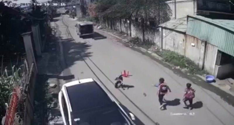 Kinh hãi  3 học sinh trên xe đưa rước đang chạy bất ngờ văng xuống đường