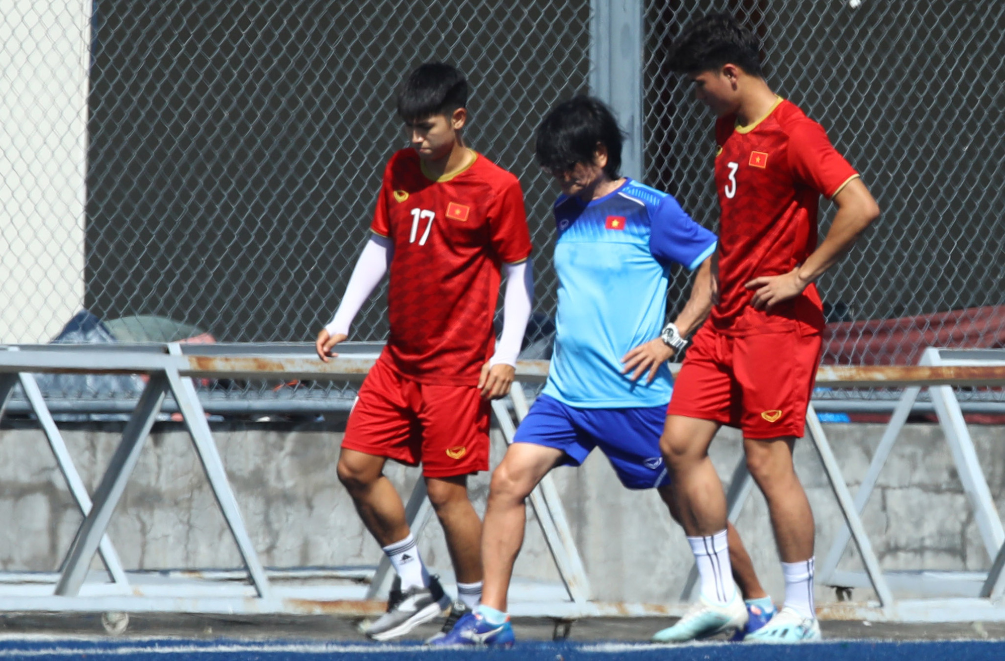 U22 Việt Nam n&iacute;n thở luyện c&ocirc;ng trong v&ograve;ng v&acirc;y an ninh Philippines - Ảnh 4.