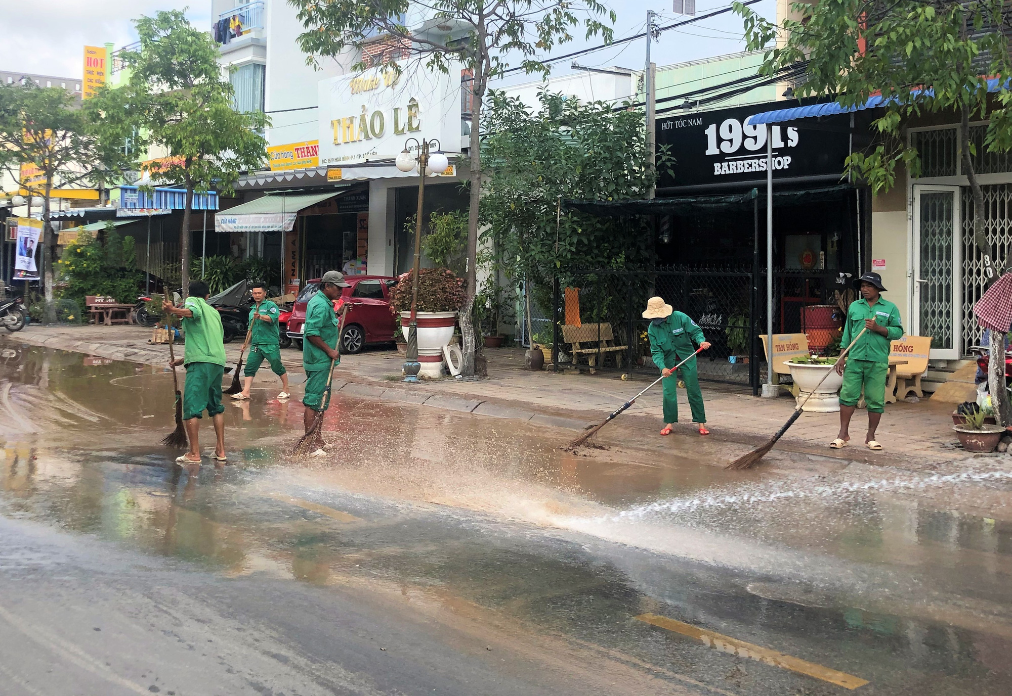 Bùn nhão bất ngờ xuất hiện dày đặc ở TP Bạc Liêu sau khi triều cường rút - Ảnh 14.
