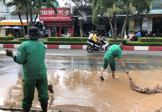 Bùn nhão bất ngờ xuất hiện dày đặc ở TP Bạc Liêu sau khi triều cường rút