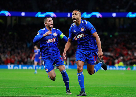 Tottenham bùng nổ với Mourinho, vượt vòng bảng Champions League - Ảnh 3.