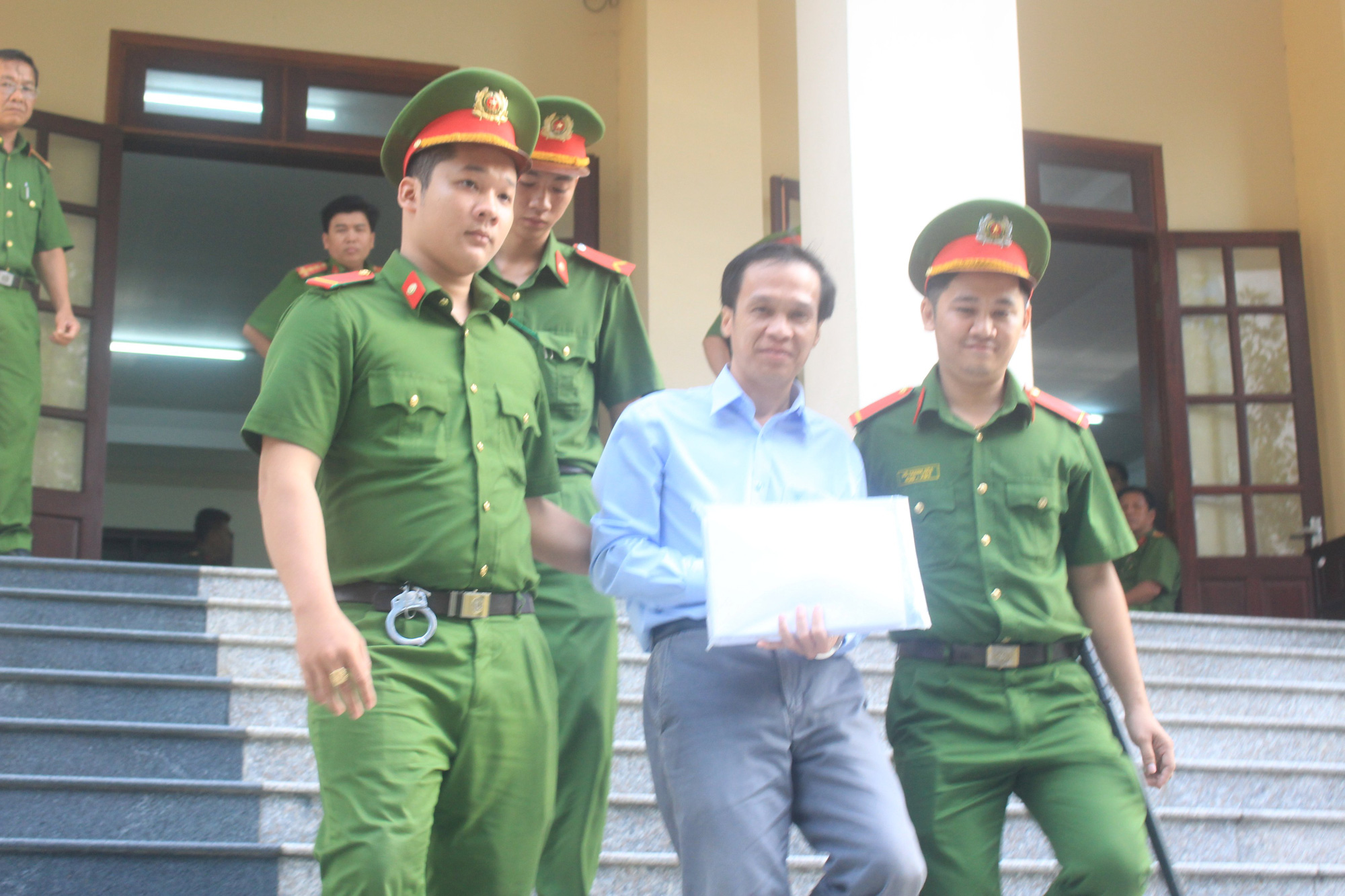 Luật sư chiếm đoạt tiền của th&acirc;n chủ tươi tỉnh rời to&agrave; - Ảnh 1.