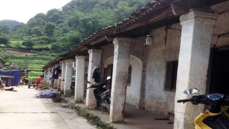 Độc đ&aacute;o những ng&ocirc;i nh&agrave; tr&igrave;nh tường cổ xưa của người Dao - Ảnh 1.