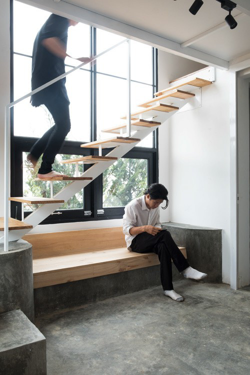 Ng&ocirc;i nh&agrave; h&igrave;nh khối kh&aacute;c lạ đẹp m&ecirc; mẩn giữa rừng th&ocirc;ng - Ảnh 6.