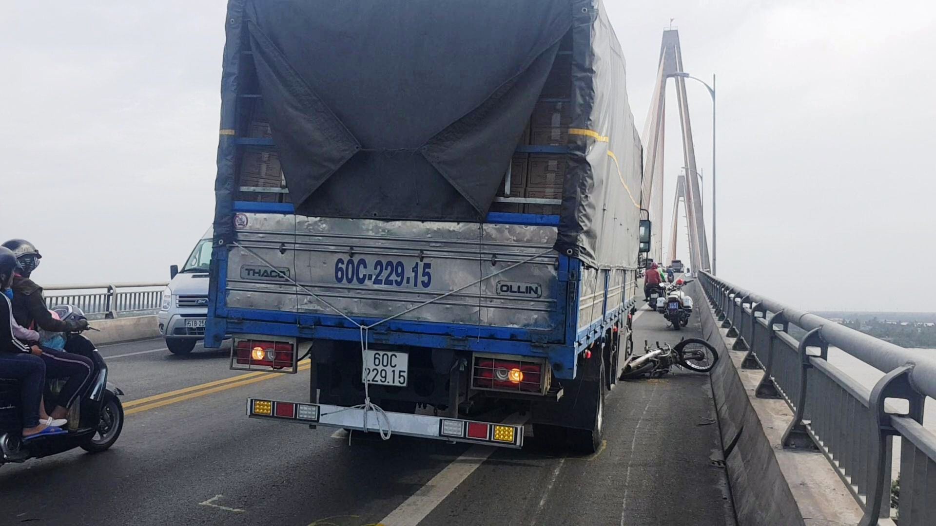 Xe máy chạy trên cầu Rạch Miễu bị gió "đẩy" vào gầm xe tải?