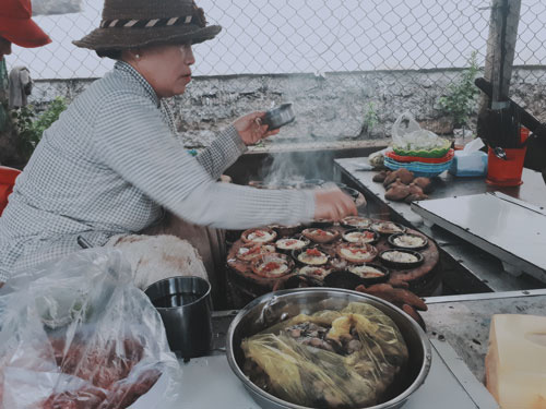 "Xèo xèo" bánh căn Cam Ranh