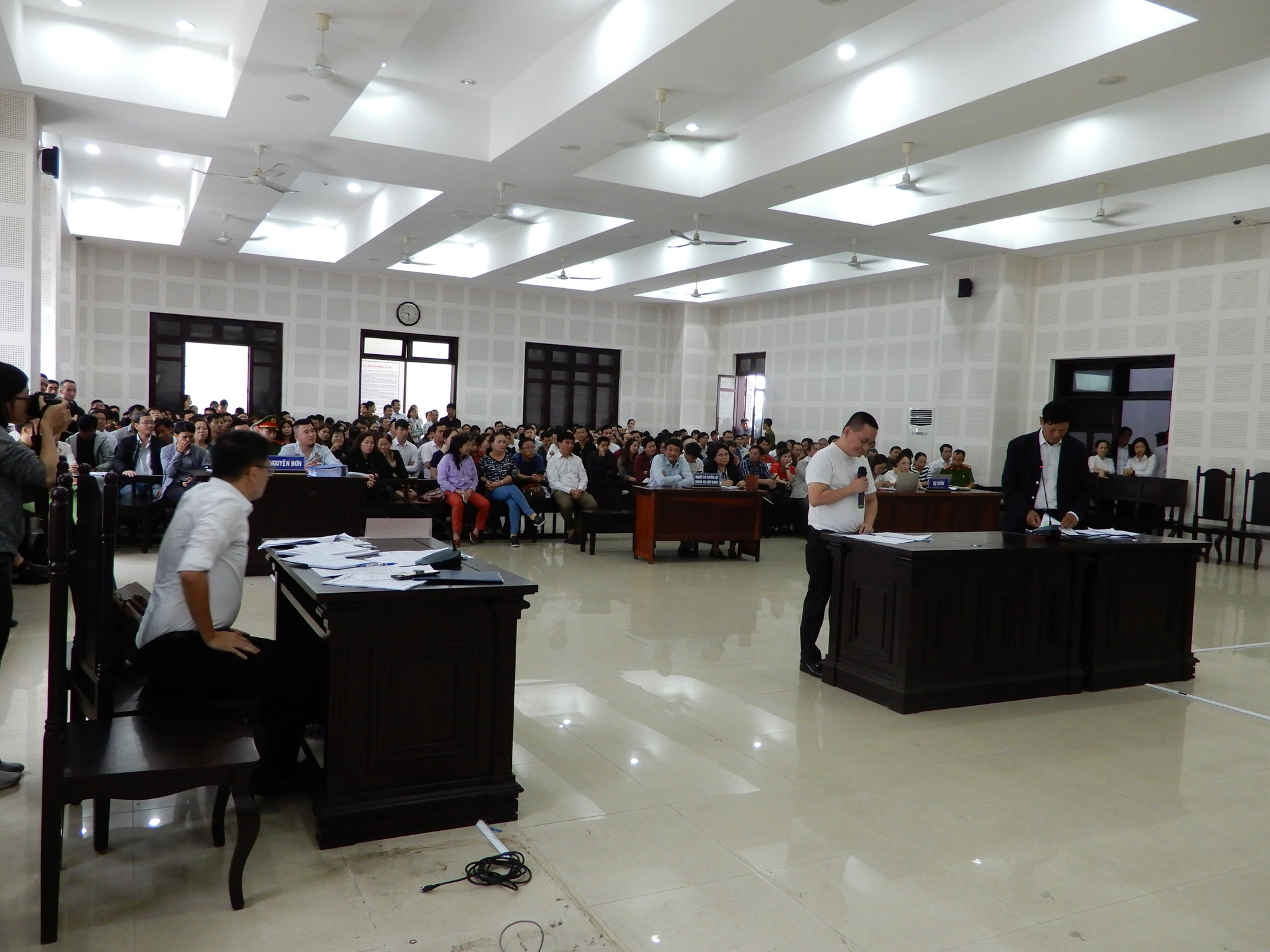 Gần 300 người dự phi&ecirc;n t&ograve;a tranh chấp hợp đồng m&ocirc;i giới đất nền - Ảnh 1.