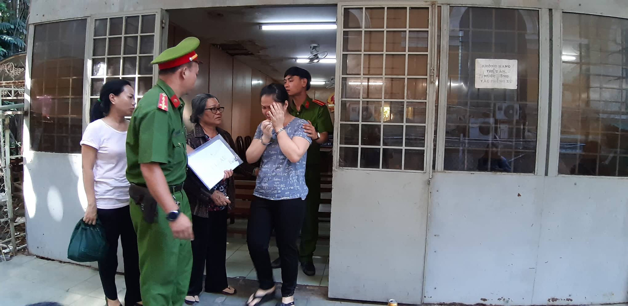 Nữ tạp vụ ở VKSND Tối cao b&agrave;y tr&ograve; tung tin... đểu! - Ảnh 1.