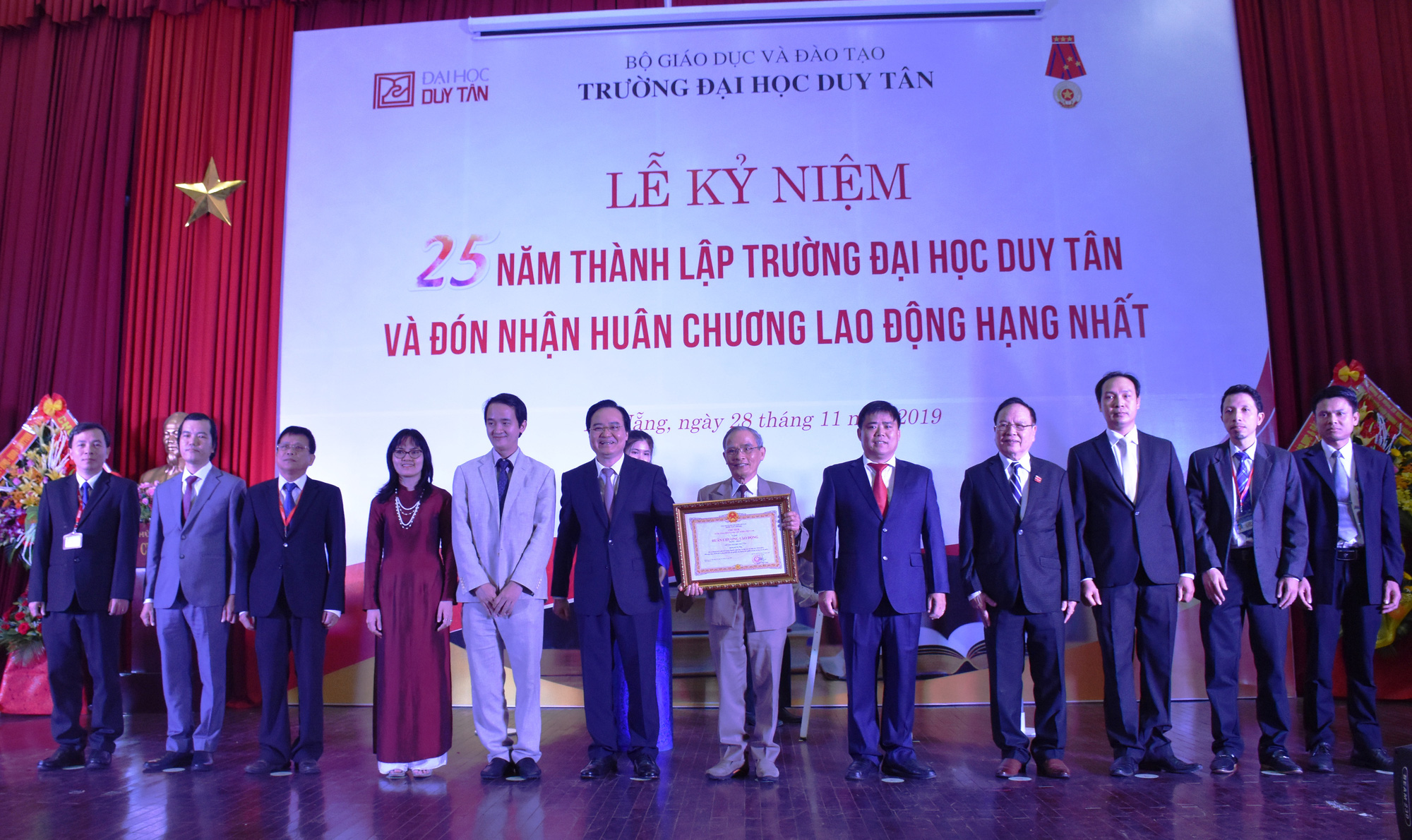 ĐH Duy T&acirc;n đ&oacute;n nhận Hu&acirc;n chương Lao động hạng Nhất - Ảnh 1.