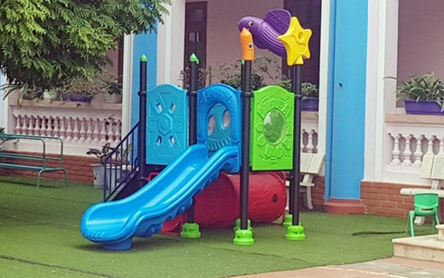 Bé trai 3 tuổi tử vong vì mắc kẹt khi chơi cầu trượt trong trường