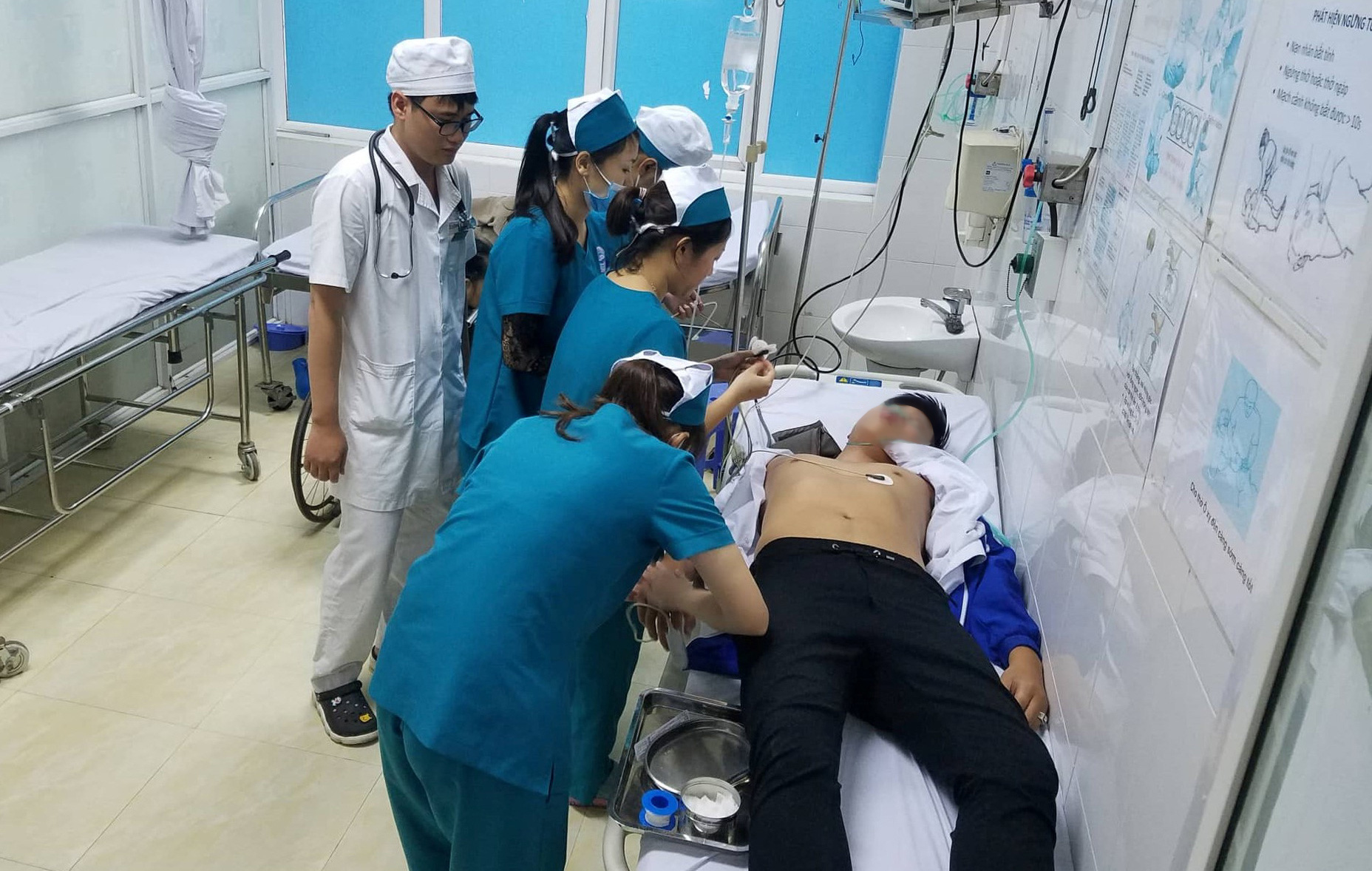Nam sinh viên nhập viện sau khi bị tạm giữ tại công an phường - Ảnh 1.