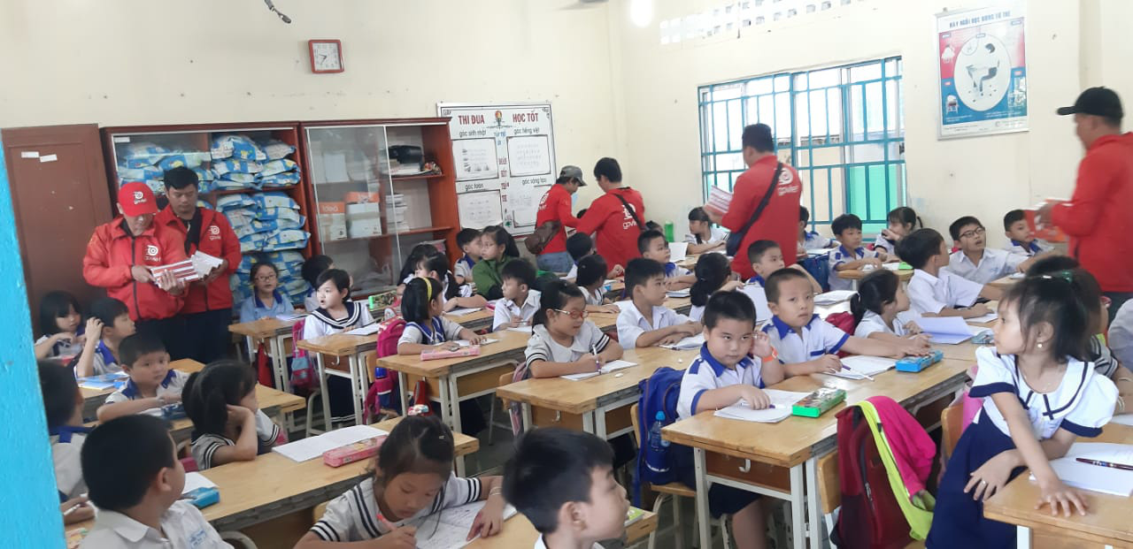 Nh&oacute;m t&agrave;i xế Goviet &acirc;m thầm quy&ecirc;n g&oacute;p qu&agrave; tặng cho học sinh - Ảnh 1.