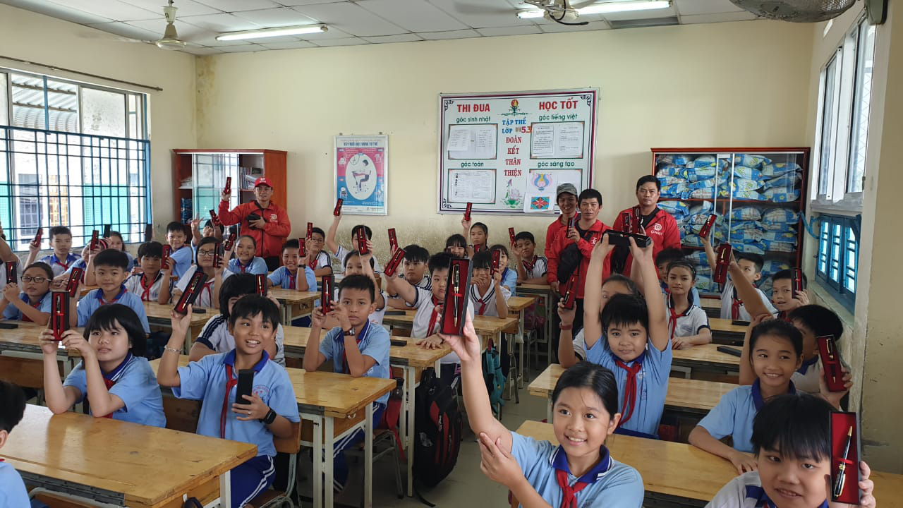 Nh&oacute;m t&agrave;i xế Goviet &acirc;m thầm quy&ecirc;n g&oacute;p qu&agrave; tặng cho học sinh - Ảnh 2.