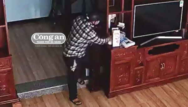 Ch&acirc;n dung g&atilde; trai th&iacute;ch m&ograve; v&agrave;o nh&agrave;, ph&ograve;ng người kh&aacute;c l&uacute;c ban trưa - Ảnh 1.