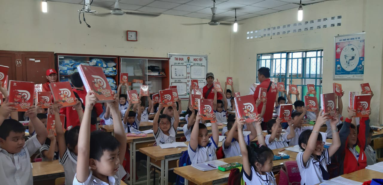 Nhóm tài xế Goviet âm thầm quyên góp quà tặng cho học sinh