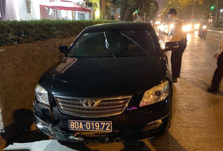 Tài xế xe Camry biển xanh 80A của Liên đoàn Bóng đá Việt Nam gây tai nạn rồi bỏ chạy