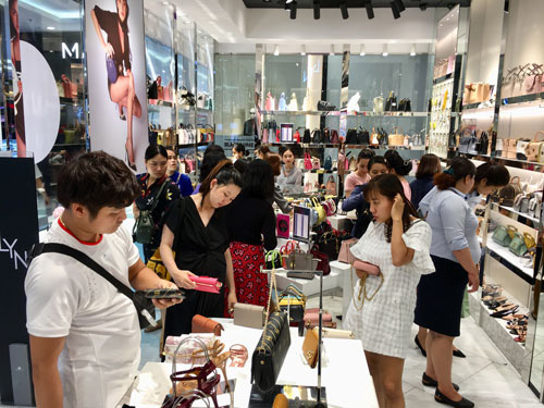 Đổ xô mua hàng giảm giá Black Friday