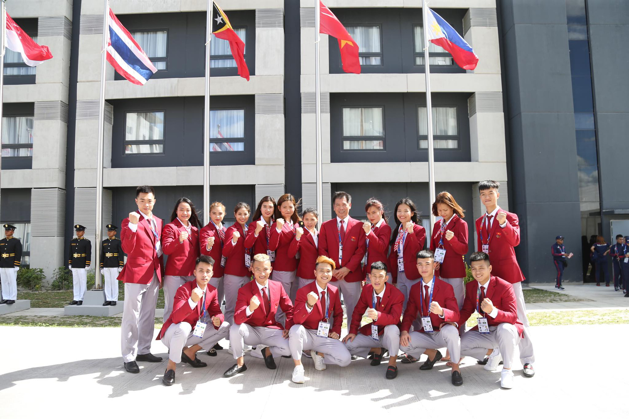 Cờ Việt Nam tung bay trong làng SEA Games 30