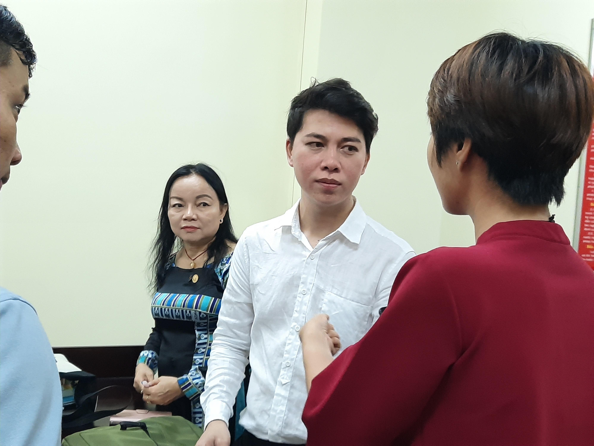 Tòa xử vụ kiện ca sĩ Đàm Vĩnh Hưng hoãn bất ngờ