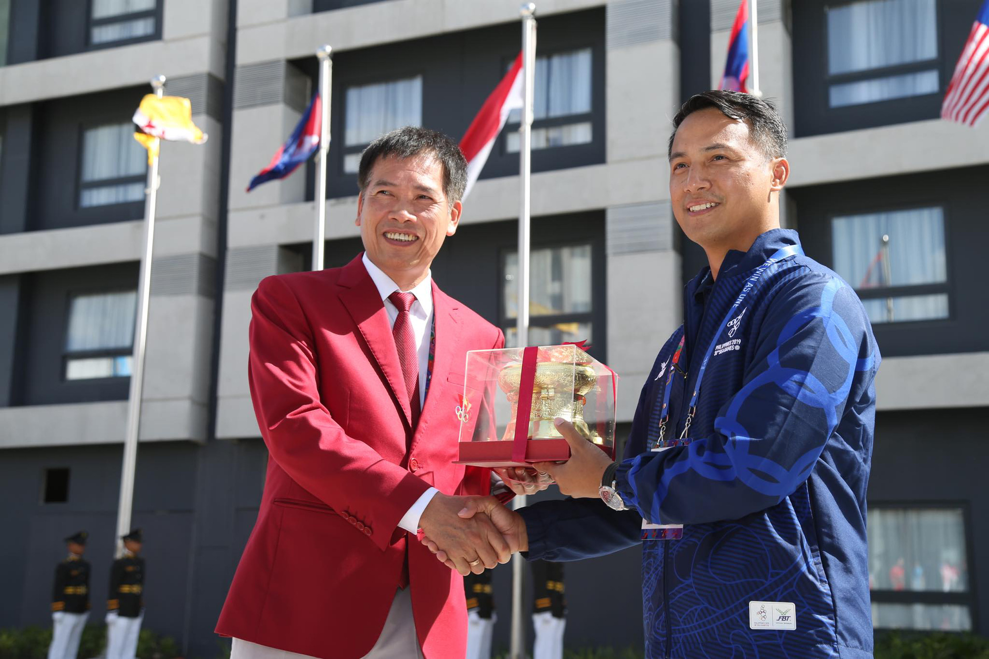 Cờ Việt Nam tung bay trong làng SEA Games 30 - Ảnh 3.