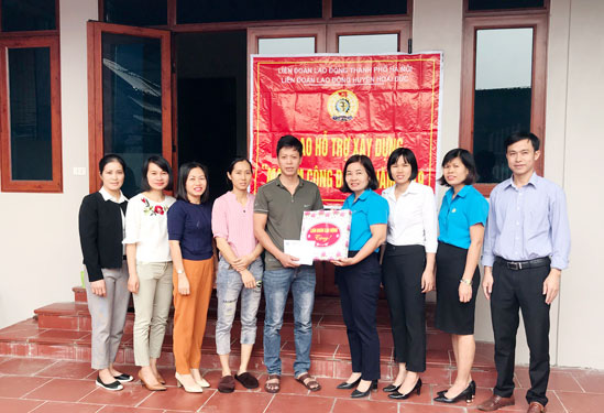 Hà Nội: Tặng mái ấm cho đoàn viên khó khăn