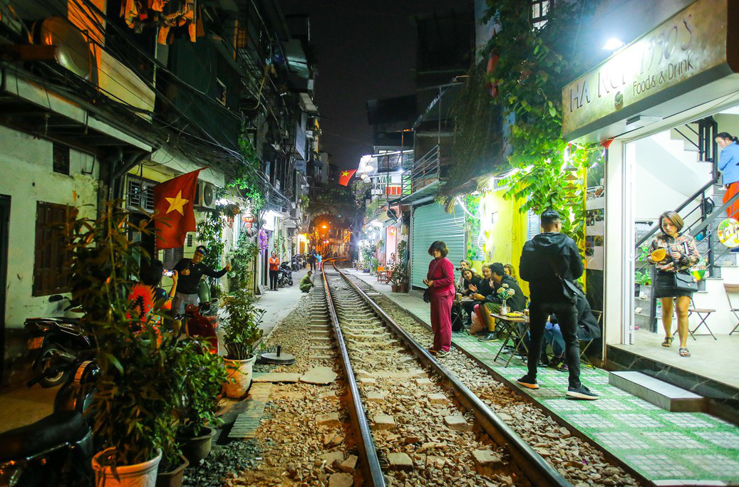 Cà phê đường tàu ở Khâm Thiên: Ngày đóng cửa, tối sáng đèn