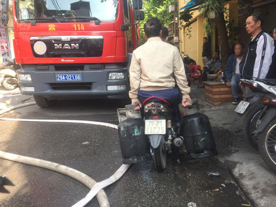 Xe chở bình gas bất ngờ phát nổ, lửa lan sang nhà dân - Ảnh 3.