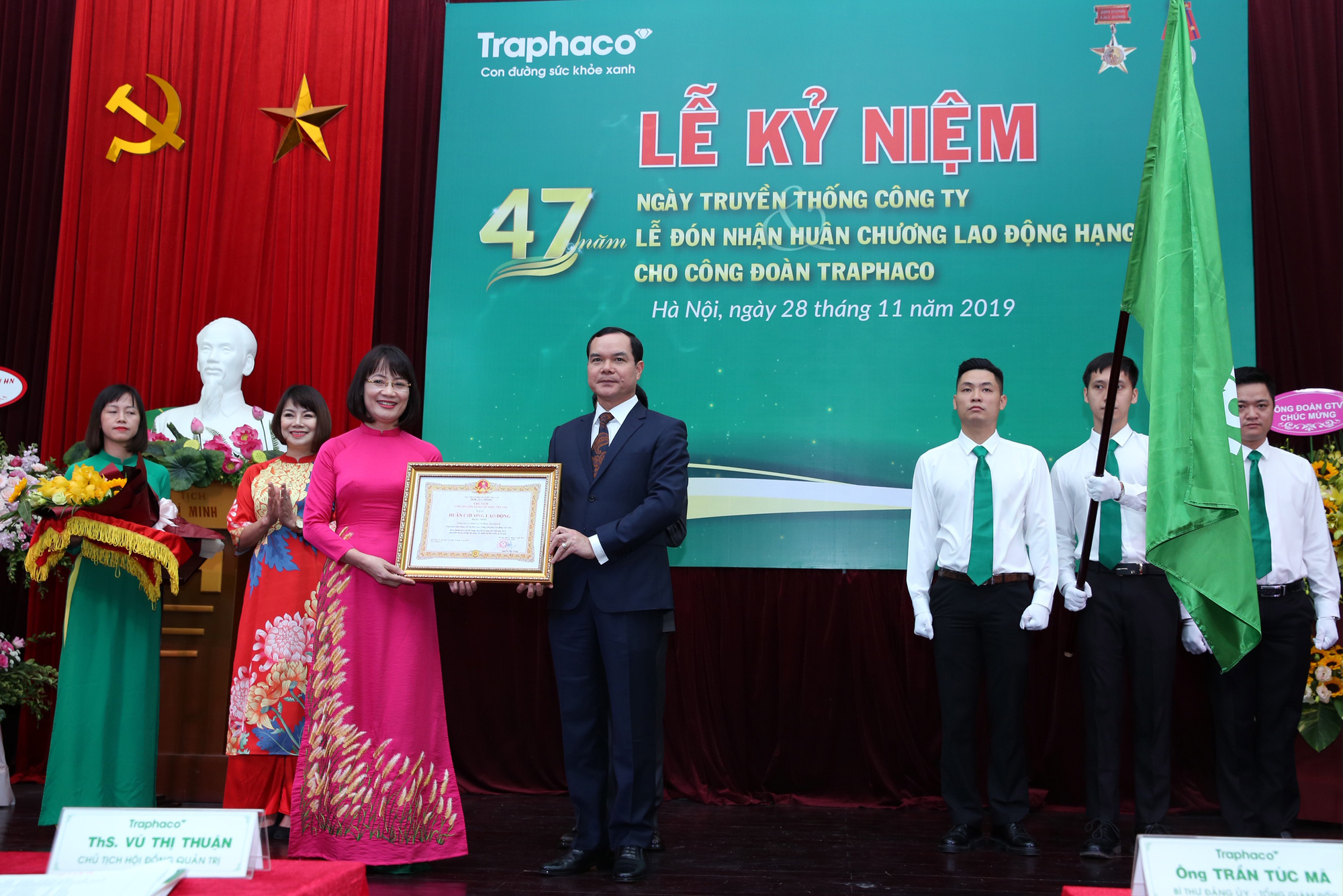 Công đoàn Traphaco đón nhận Huân chương lao động hạng Nhất