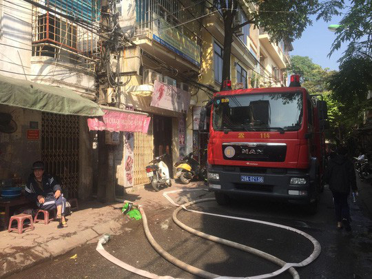 Xe chở bình gas bất ngờ phát nổ, lửa lan sang nhà dân - Ảnh 4.