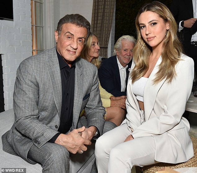 Siêu mẫu Cindy Crawford đọ dáng với con gái - Ảnh 7.