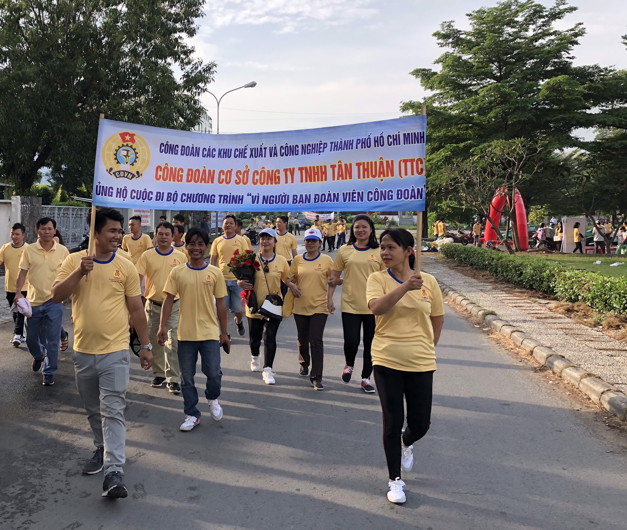 Hơn 1.000 c&ocirc;ng nh&acirc;n đi bộ V&igrave; người bạn đo&agrave;n vi&ecirc;n C&ocirc;ng đo&agrave;n - Ảnh 1.