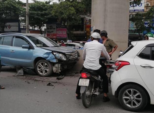 Xế hộp bất ngờ t&ocirc;ng h&agrave;ng loạt phương tiện tr&ecirc;n phố, 3 phụ nữ bị thương - Ảnh 2.