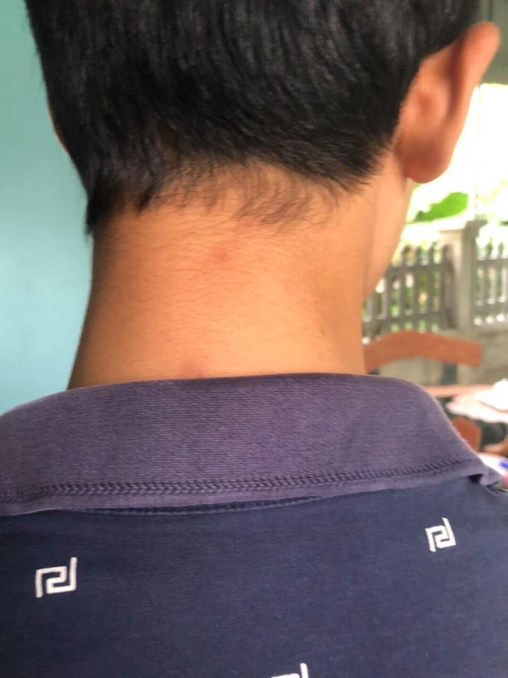 Con mâu thuẫn ở trường, bố kéo người tới đánh tới tấp học sinh lớp 8 - Ảnh 1.