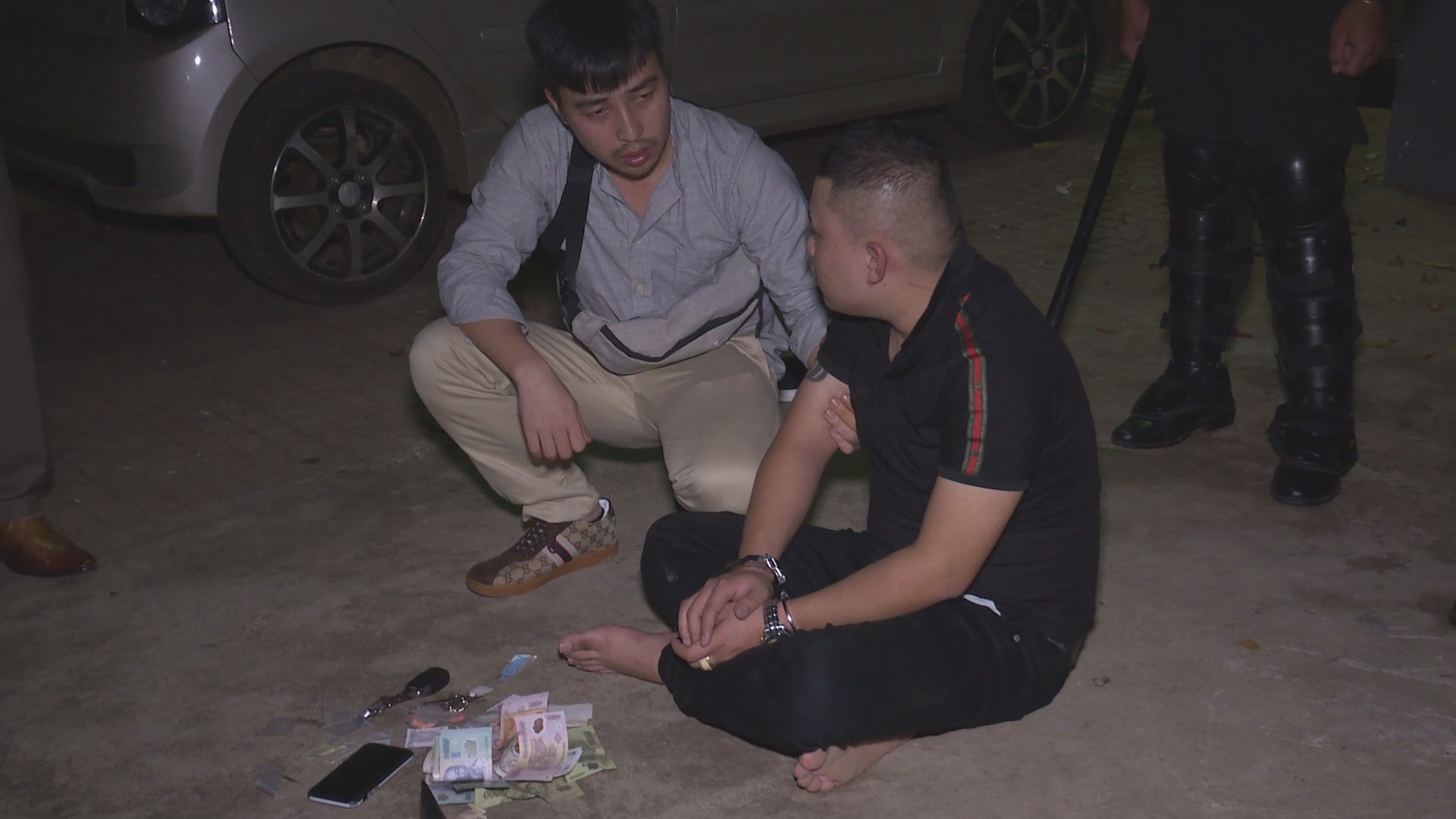 Gi&aacute;m đốc c&ocirc;ng an dẫn qu&acirc;n ập v&agrave;o 3 qu&aacute;n, ph&aacute;t hiện gần 90 thanh ni&ecirc;n ph&ecirc; ma t&uacute;y - Ảnh 3.