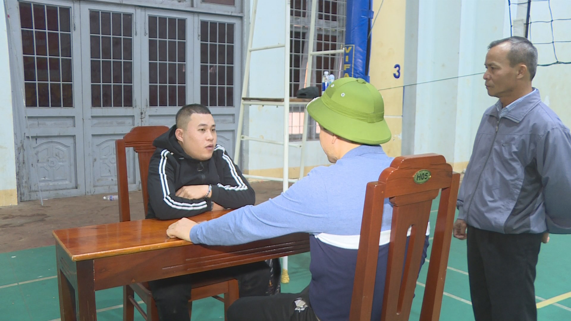 Gi&aacute;m đốc c&ocirc;ng an dẫn qu&acirc;n ập v&agrave;o 3 qu&aacute;n, ph&aacute;t hiện gần 90 thanh ni&ecirc;n ph&ecirc; ma t&uacute;y - Ảnh 7.