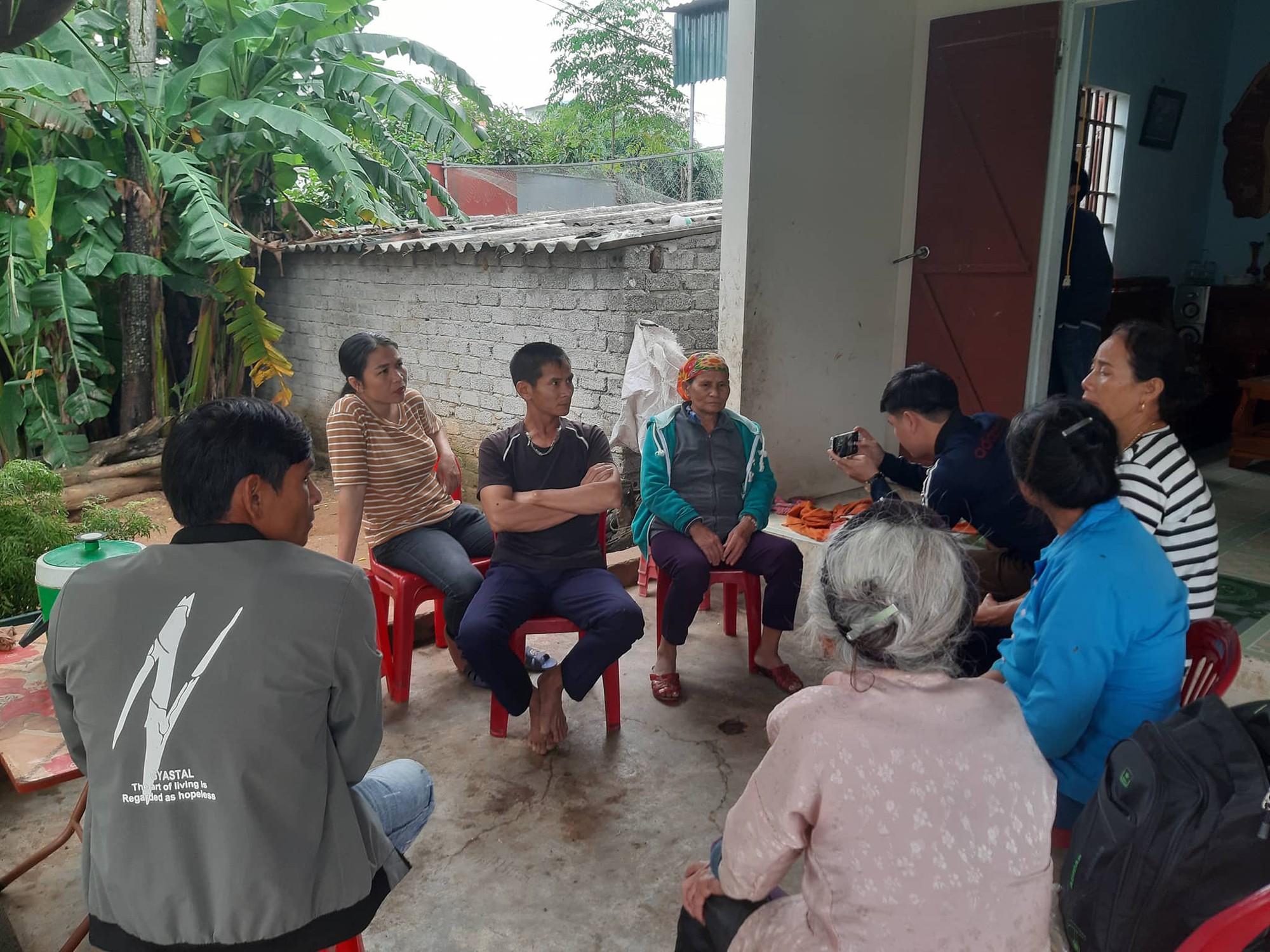 Vụ 39 người chết: Đ&ocirc;i bạn th&acirc;n học từ nhỏ c&ugrave;ng mất li&ecirc;n lạc khi sang Anh - Ảnh 3.