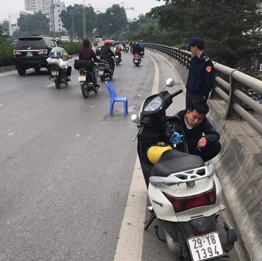 Truy tìm xe bán tải gây tai nạn khiến 2 mẹ con thương vong rồi bỏ chạy