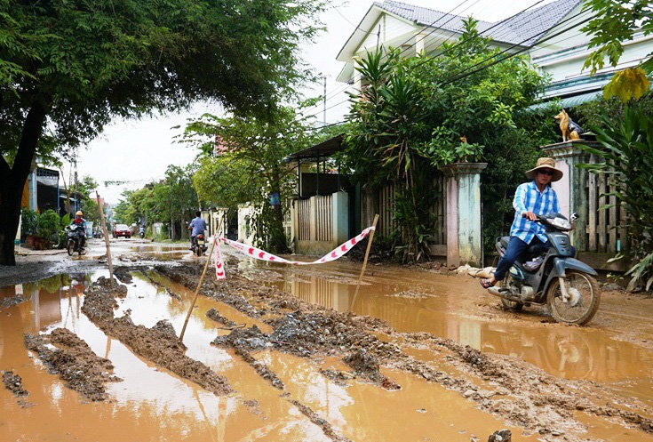 Buộc nhà thầu Trung Quốc trả đường dân sinh cho người dân Quảng Ngãi