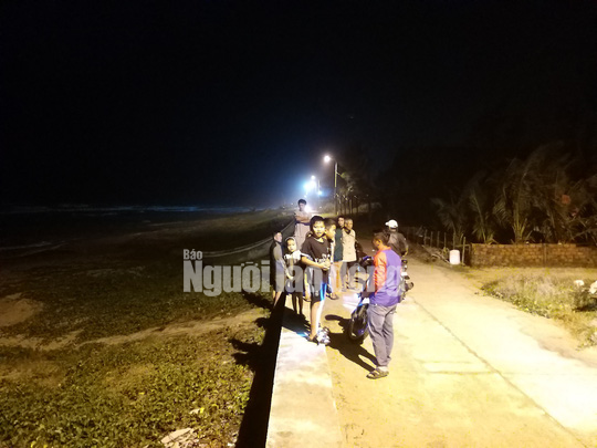 N&Oacute;NG: H&agrave;ng chục b&aacute;nh heroin c&oacute; chữ Trung Quốc tr&ocirc;i v&agrave;o biển Quảng Nam - Ảnh 2.