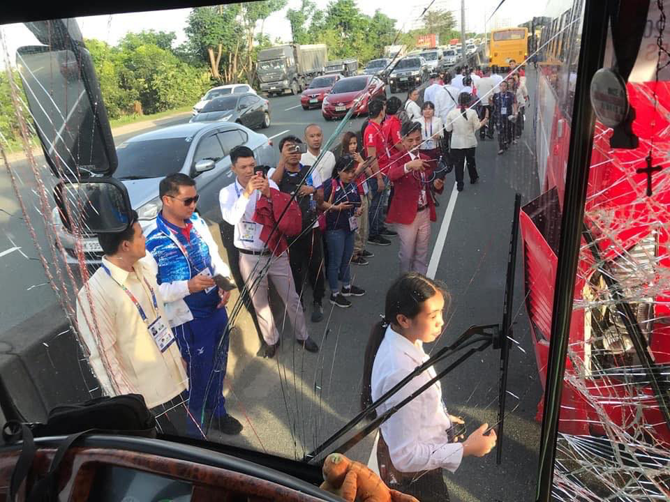 Xe buýt chở đoàn thể thao Việt Nam và Lào va chạm trên đường dự lễ khai mạc SEA Games